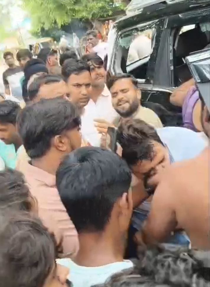 बिचपुरी पर कार के अंदर बैठा डॉक्टर और कार पलटते ग्रामीण। वीडियो ग्रेब
