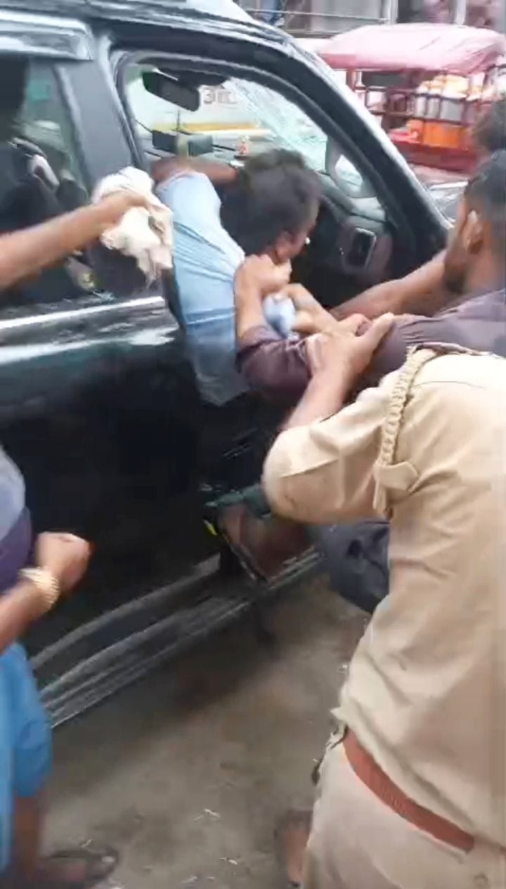 बिचपुरी पर कार के अंदर बैठा डॉक्टर और कार पलटते ग्रामीण। वीडियो ग्रेब