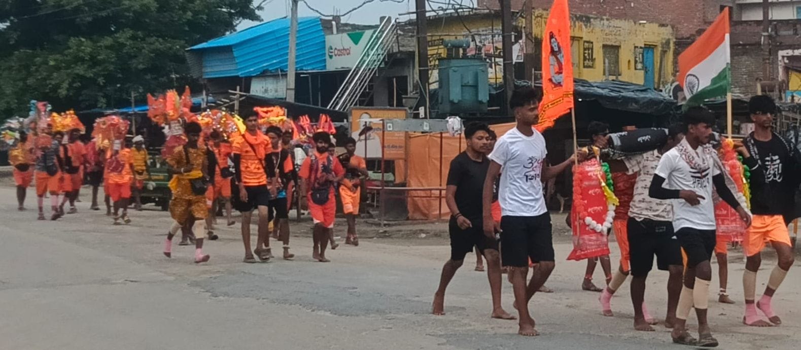 बिल्सी के नील कंठेश्वर मंदिर में पूजा करते लोग। संवाद बिल्सी के नील कंठेश्वर मंदिर में पूजा करते लोग। संवाद