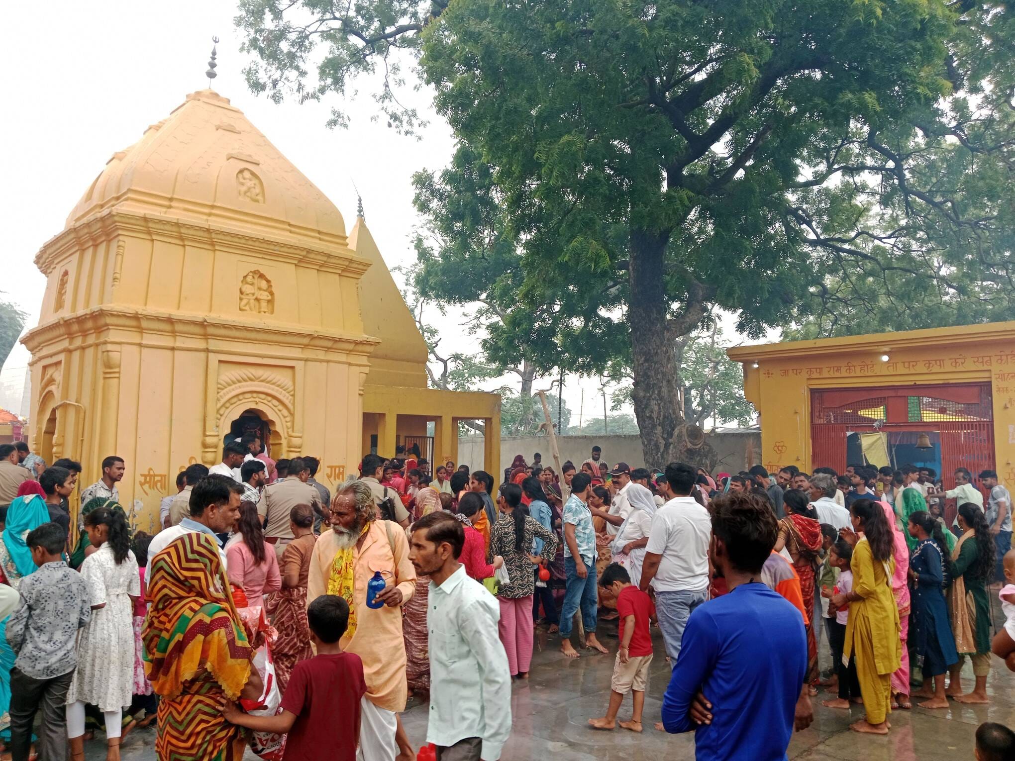 बिल्सी के नील कंठेश्वर मंदिर में पूजा करते लोग। संवाद बिल्सी के नील कंठेश्वर मंदिर में पूजा करते लोग। संवाद