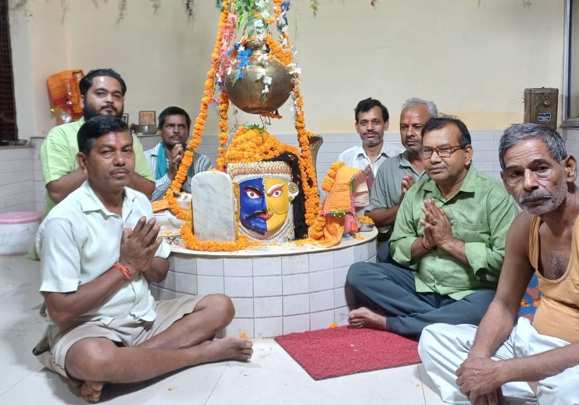 बिल्सी के नील कंठेश्वर मंदिर में पूजा करते लोग। संवाद बिल्सी के नील कंठेश्वर मंदिर में पूजा करते लोग। संवाद
