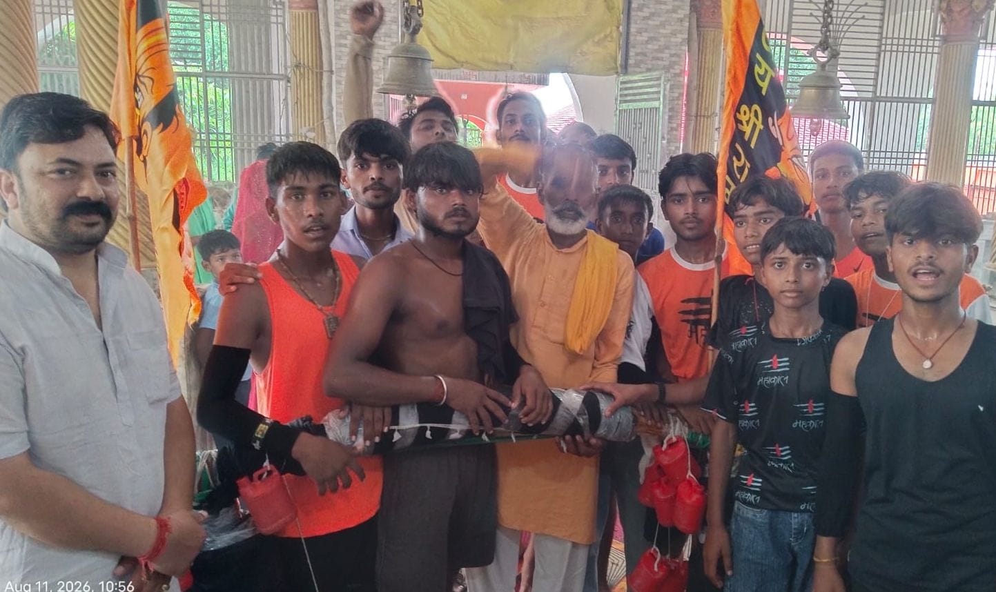 बिल्सी के नील कंठेश्वर मंदिर में पूजा करते लोग। संवाद बिल्सी के नील कंठेश्वर मंदिर में पूजा करते लोग। संवाद