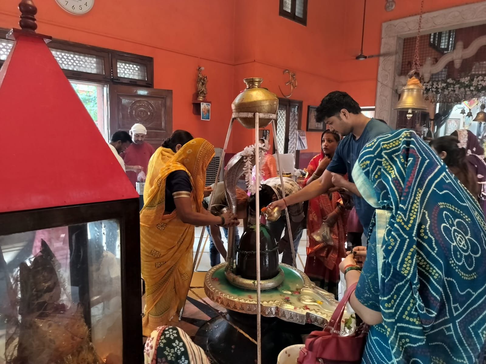 बिल्सी के नील कंठेश्वर मंदिर में पूजा करते लोग। संवाद बिल्सी के नील कंठेश्वर मंदिर में पूजा करते लोग। संवाद