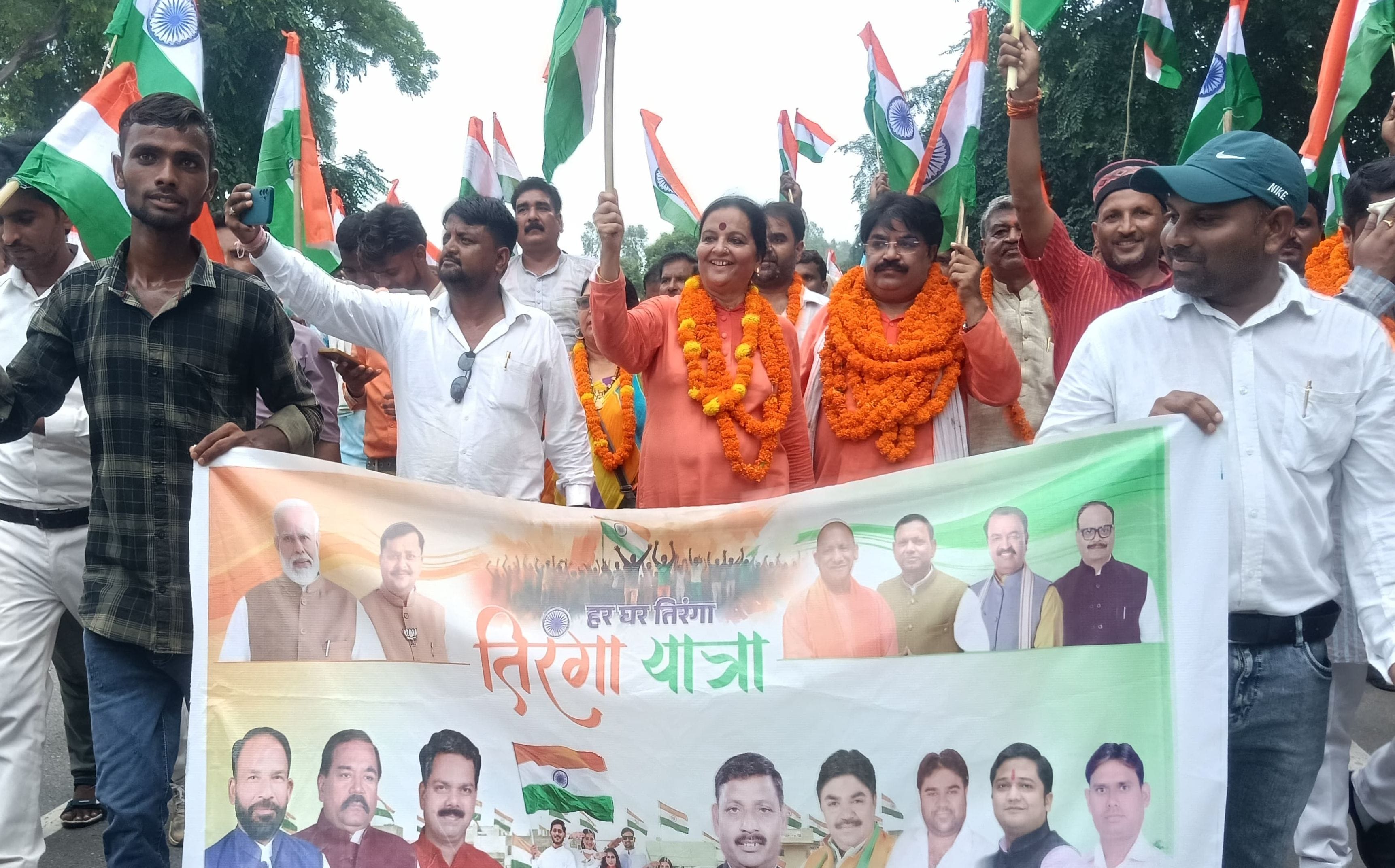 बिल्सी में तिरंगा रैली निकालते डिग्री कालेज के छात्र। संवाद