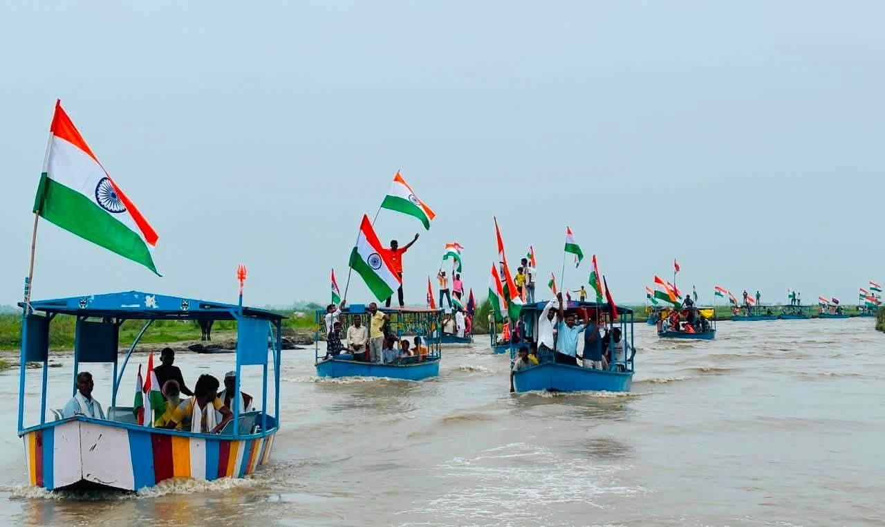 बिल्सी में तिरंगा रैली निकालते डिग्री कालेज के छात्र। संवाद