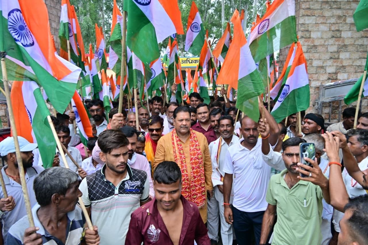 बिल्सी में तिरंगा रैली निकालते डिग्री कालेज के छात्र। संवाद