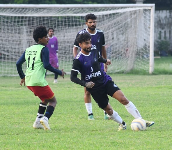 चौक स्टेडियम में दूसरे सेमीफाइनल मैच में भिड़तीं फाॅल्कंस क्लब (नीली) और टेक्ट्रो ए (हरी) की टीम