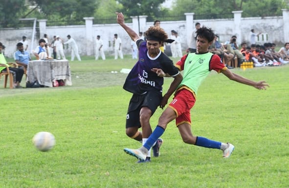 चौक स्टेडियम में दूसरे सेमीफाइनल मैच में भिड़तीं फाॅल्कंस क्लब (नीली) और टेक्ट्रो ए (हरी) की टीम