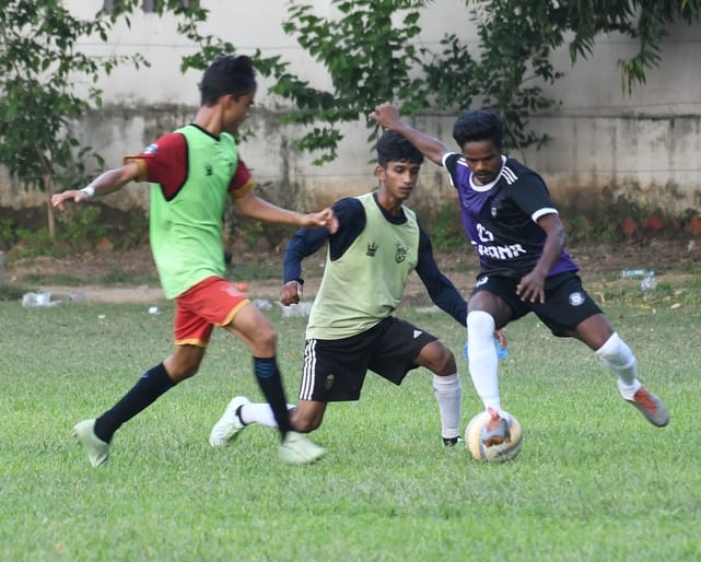 चौक स्टेडियम में दूसरे सेमीफाइनल मैच में भिड़तीं फाॅल्कंस क्लब (नीली) और टेक्ट्रो ए (हरी) की टीम