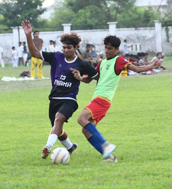 चौक स्टेडियम में दूसरे सेमीफाइनल मैच में भिड़तीं फाॅल्कंस क्लब (नीली) और टेक्ट्रो ए (हरी) की टीम