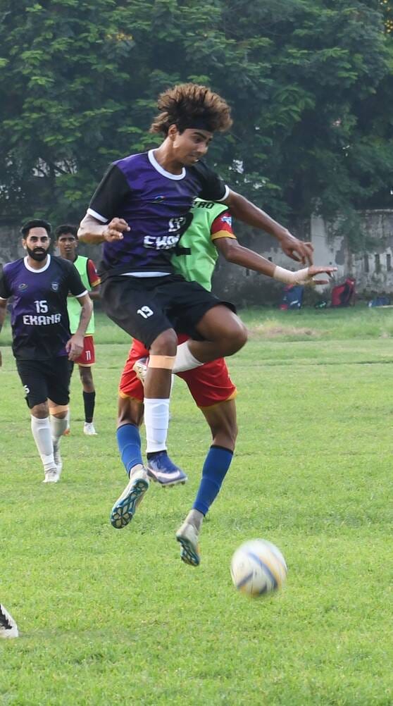 चौक स्टेडियम में दूसरे सेमीफाइनल मैच में भिड़तीं फाॅल्कंस क्लब (नीली) और टेक्ट्रो ए (हरी) की टीम