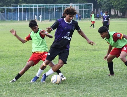 चौक स्टेडियम में दूसरे सेमीफाइनल मैच में भिड़तीं फाॅल्कंस क्लब (नीली) और टेक्ट्रो ए (हरी) की टीम