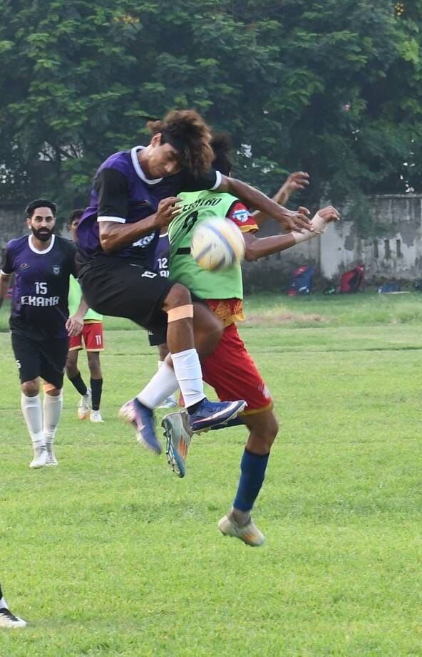 चौक स्टेडियम में दूसरे सेमीफाइनल मैच में भिड़तीं फाॅल्कंस क्लब (नीली) और टेक्ट्रो ए (हरी) की टीम