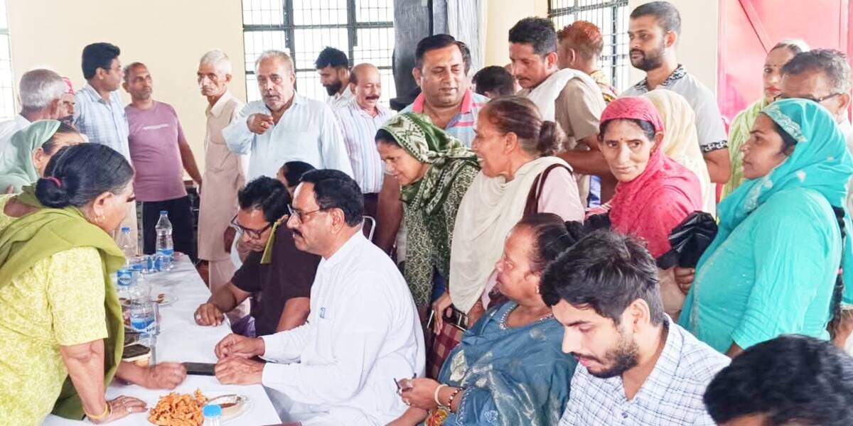 चढ़ियार में जन संवाद में लोगों की समस्याएं को सुनते विधायक किशोरी लाल। पीआरओ।