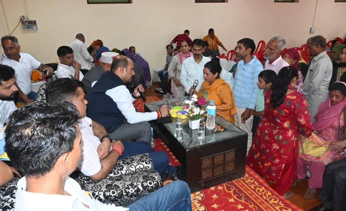 चढ़ियार में जन संवाद में लोगों की समस्याएं को सुनते विधायक किशोरी लाल। पीआरओ।
