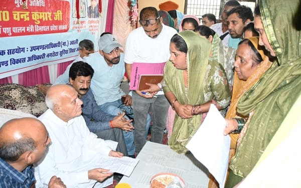 चढ़ियार में जन संवाद में लोगों की समस्याएं को सुनते विधायक किशोरी लाल। पीआरओ।