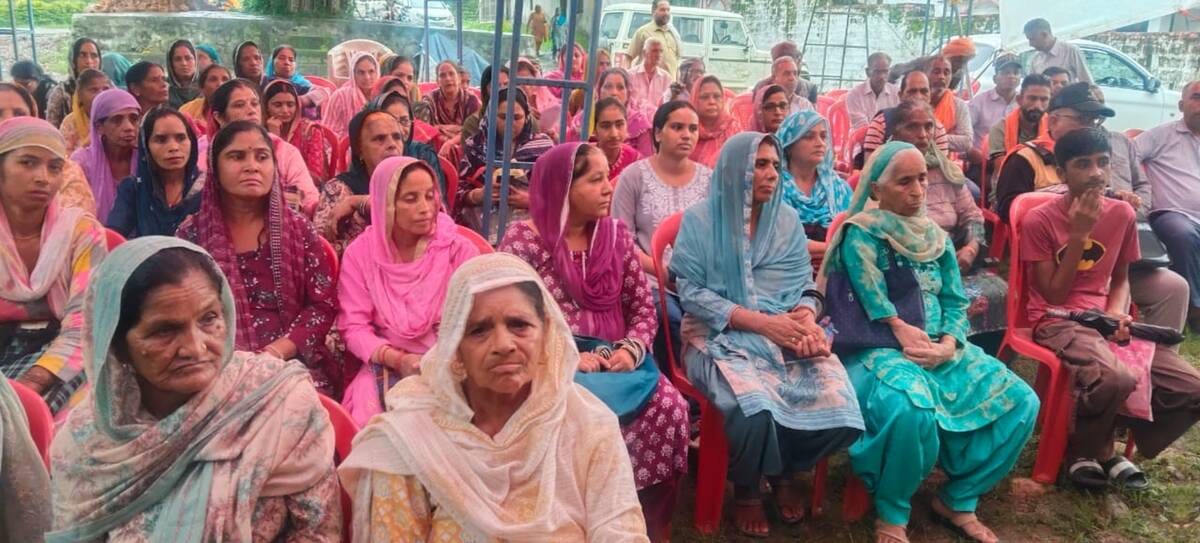 चढ़ियार में जन संवाद में लोगों की समस्याएं को सुनते विधायक किशोरी लाल। पीआरओ।