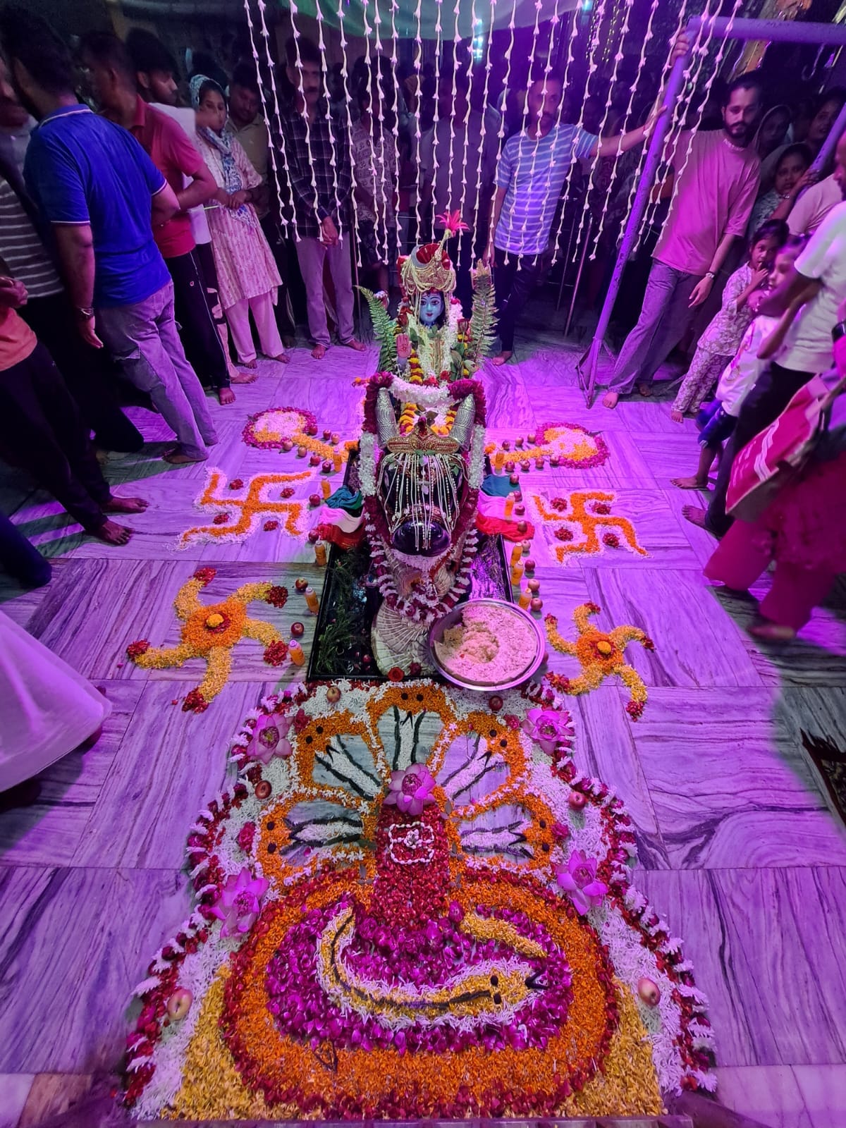 छावनी के कैलाश मंदिर हाथीखाना में भोले बाबा का चांदी के स्वरूप से किया श्रृंगार। प्रवक्ता छावनी के कैलाश मंदिर हाथीखाना में भोले बाबा का चांदी के स्वरूप से किया श्रृंगार। प्रवक्ता