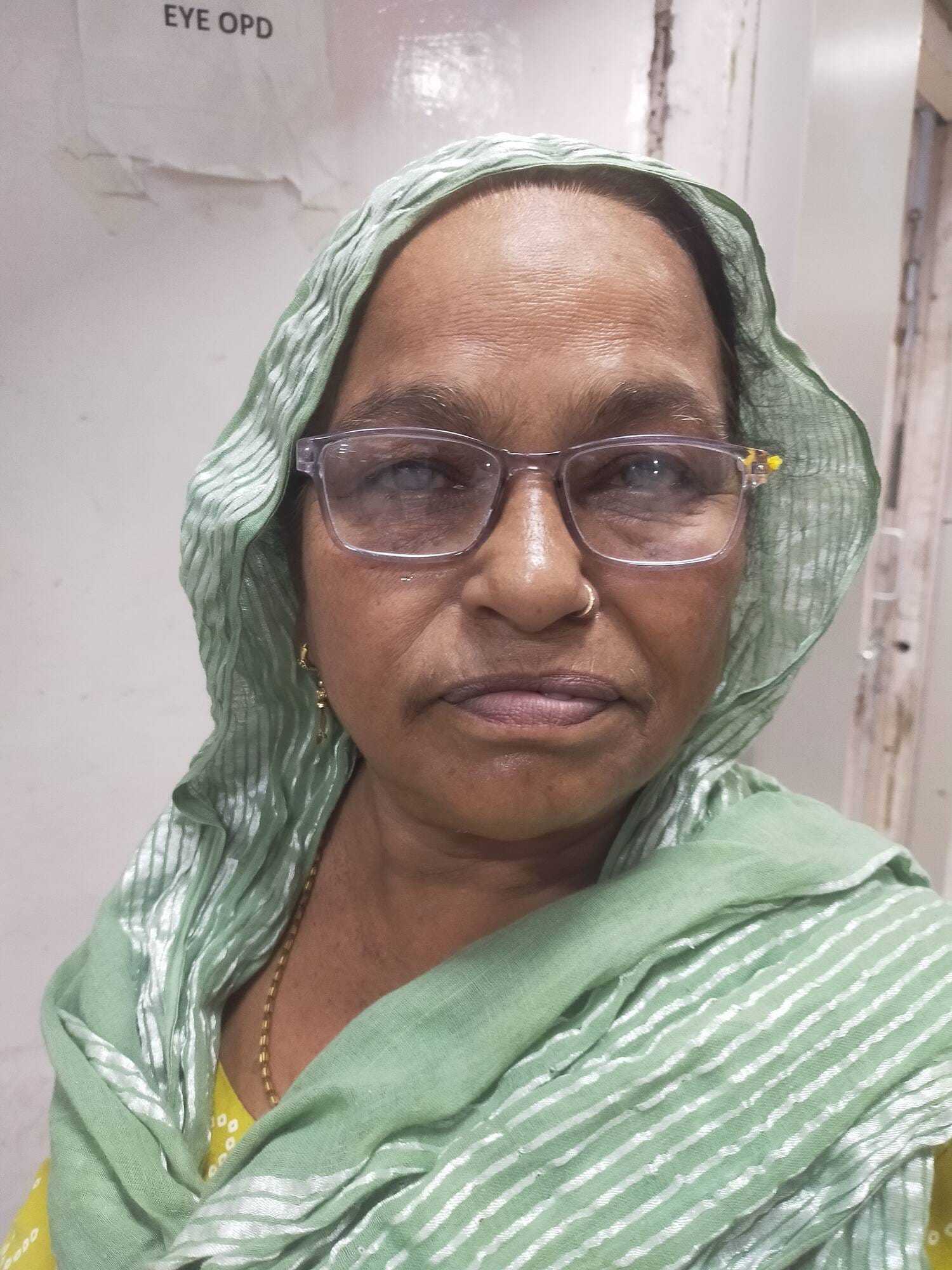 फोटो 11 महिला की आंखों की जांच करते चिकित्सक। संवाद