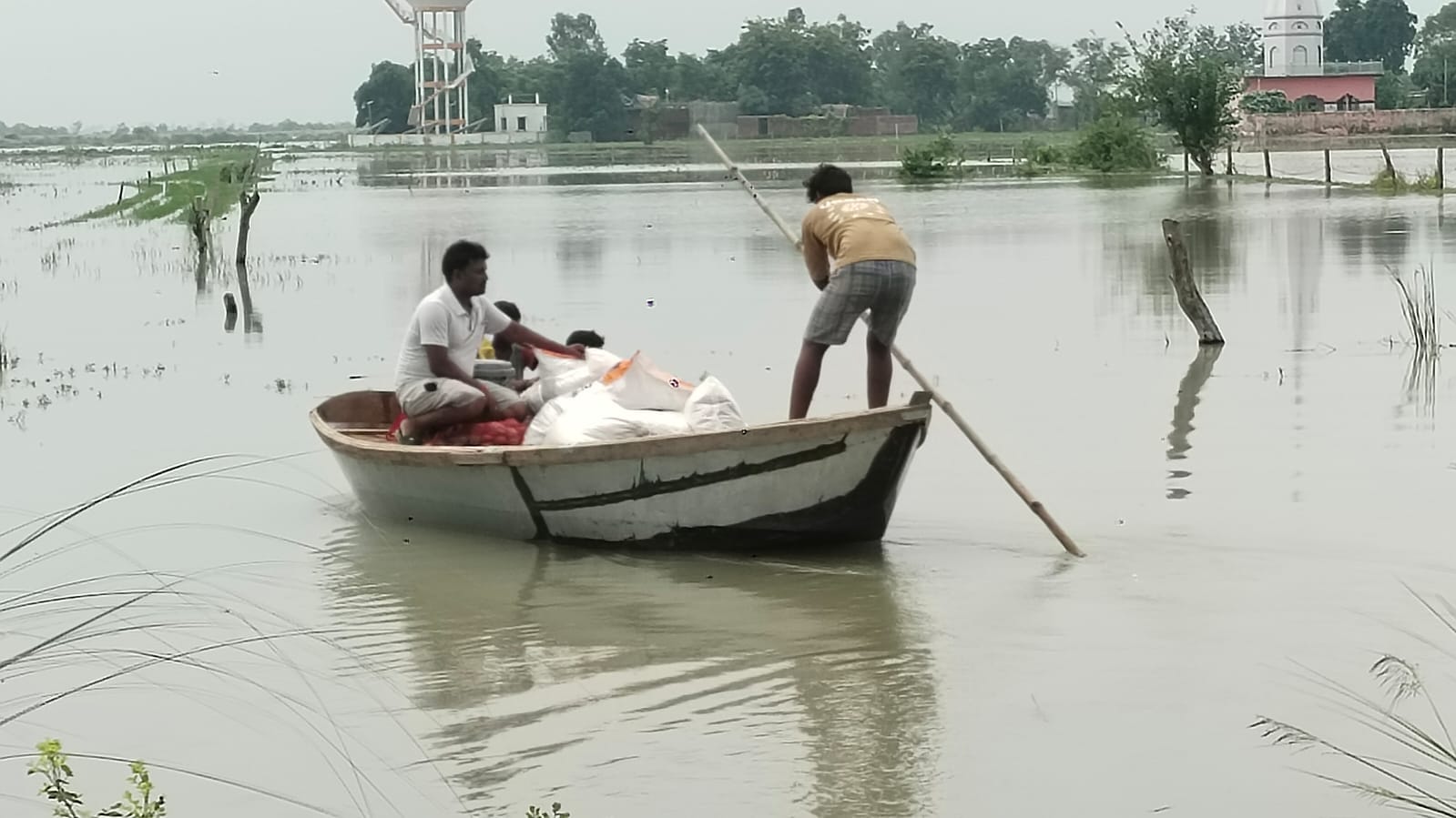फोटो-20 फर्रुखाबाद-बदायूं मार्ग पर चित्रकूट डिप के पास लगे बैरिकेड्स। संवाद