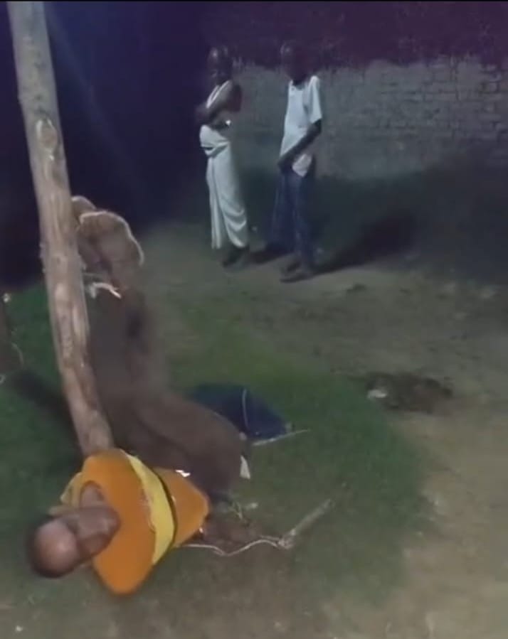फोटो-32-बलरामपुर के गैसड़ी कोतवाली में शिकायत करने पहुंचा पीड़ित परिवार ।-संवाद फोटो-32-बलरामपुर के गैसड़ी कोतवाली में शिकायत करने पहुंचा पीड़ित परिवार ।-संवाद