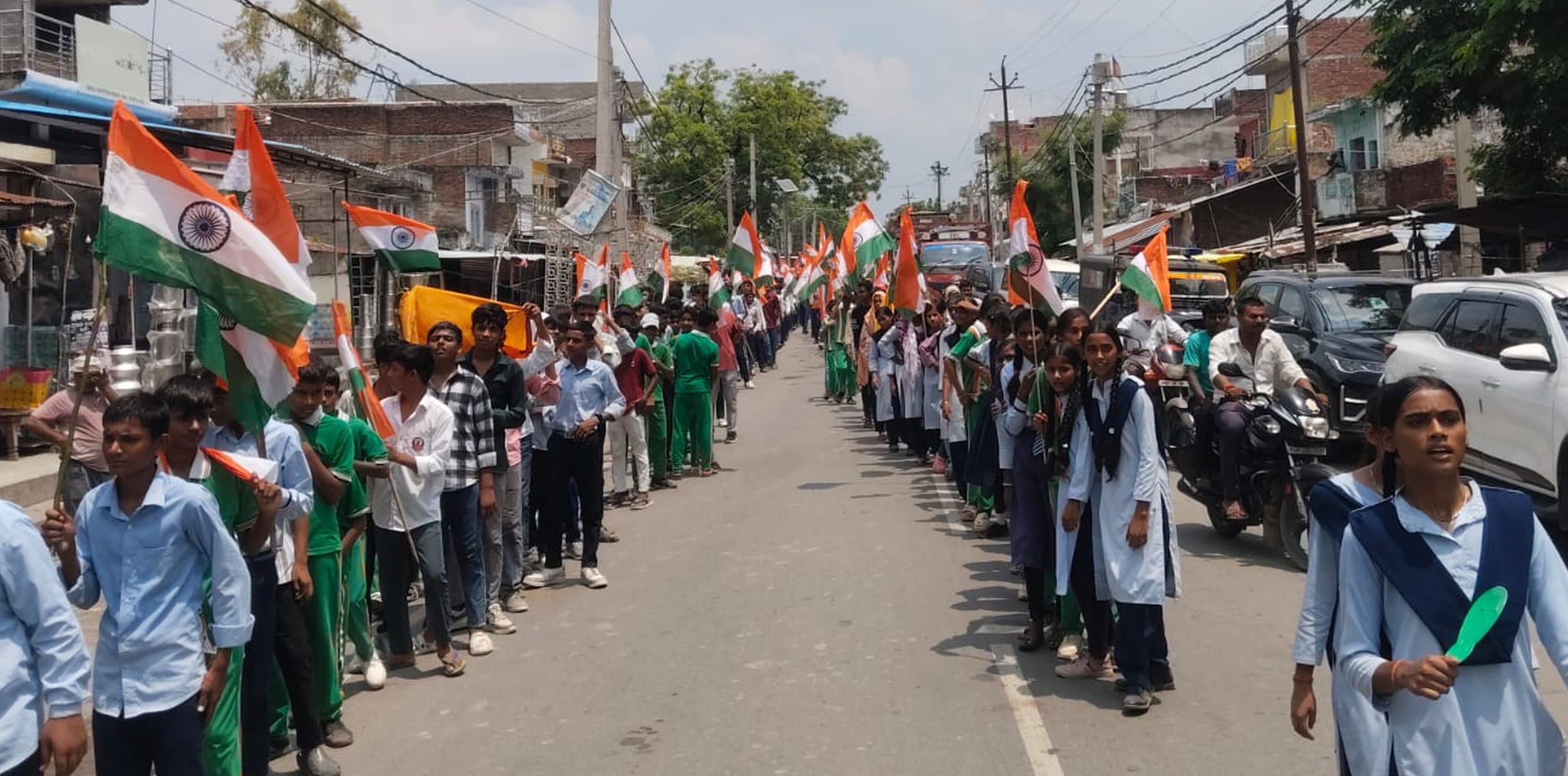 फोटो-36-बलरामपुर के तुलसीपुर में तिरंगा यात्रा निकालते लोग ।-संवाद