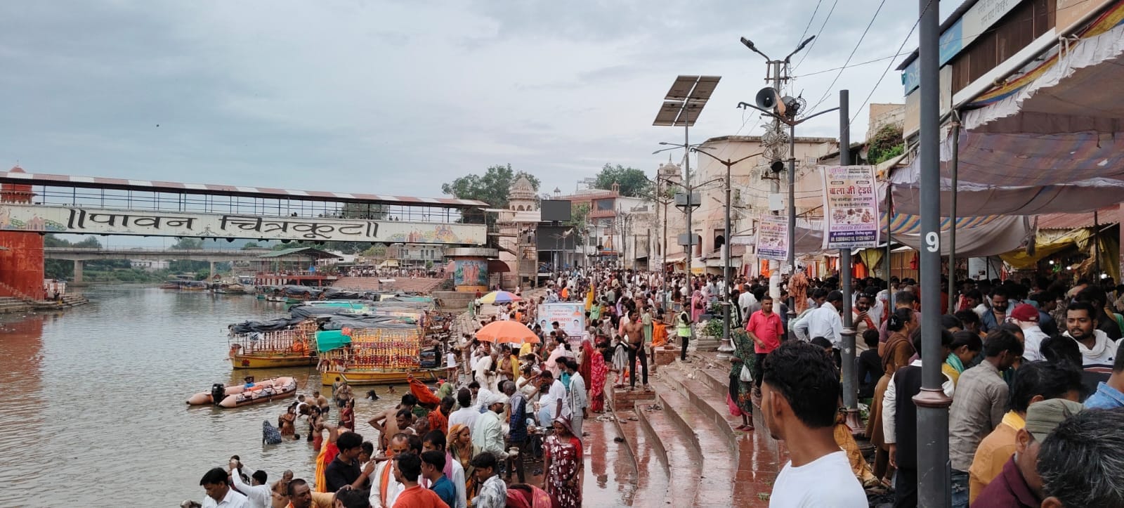 फोटो न- 12 सीकेटीपी 10 परिक्रमा मार्ग पर भंडारा में प्रसाद ग्रहण करते भक्त। संवाद