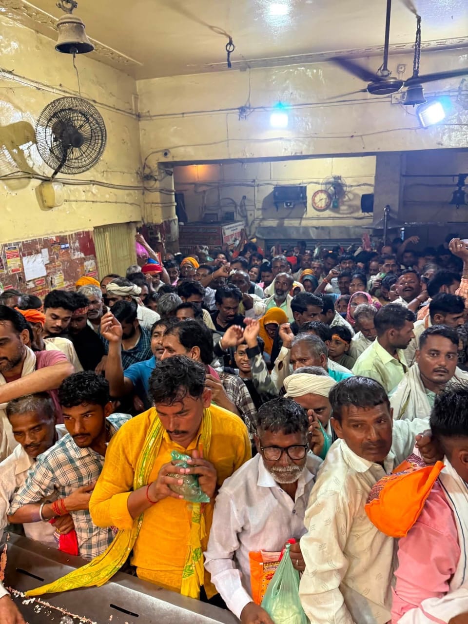 फोटो न- 12 सीकेटीपी 10 परिक्रमा मार्ग पर भंडारा में प्रसाद ग्रहण करते भक्त। संवाद