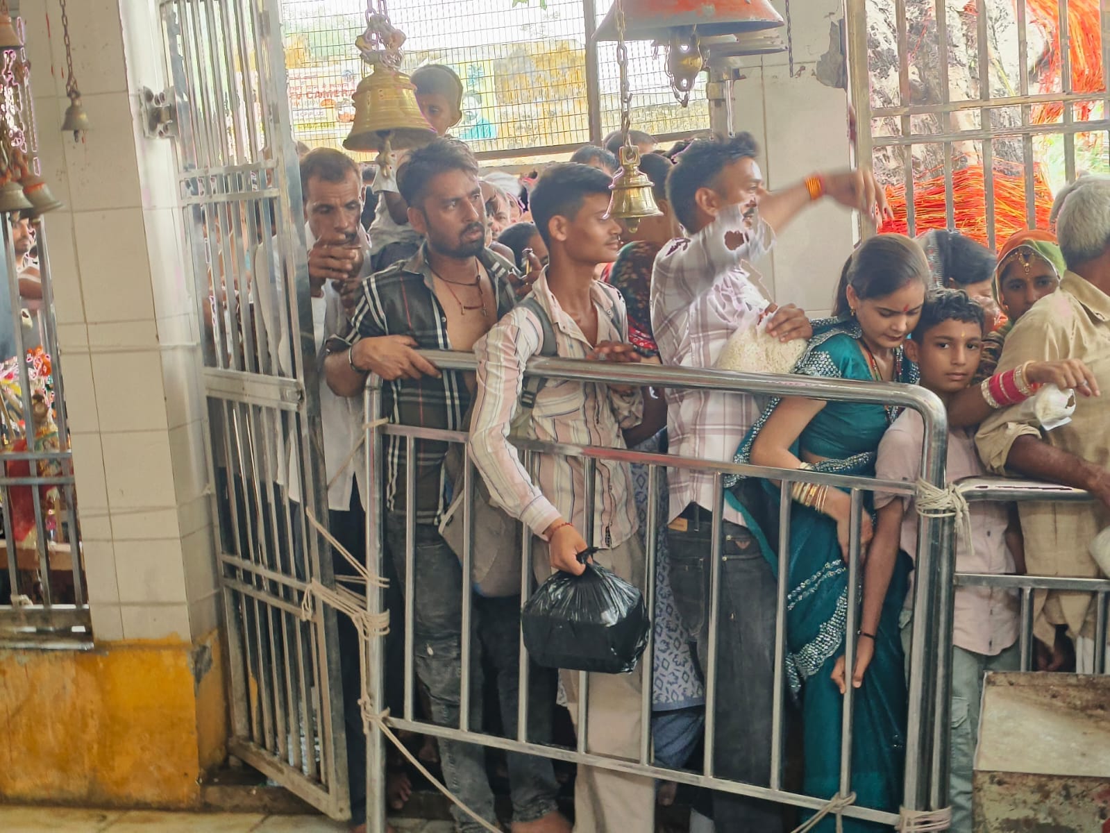 फोटो संख्या:-60 गांव बाघोत के मेले में लोगों की जांच करते स्वास्थ्यकर्मी। विज्ञप्ति