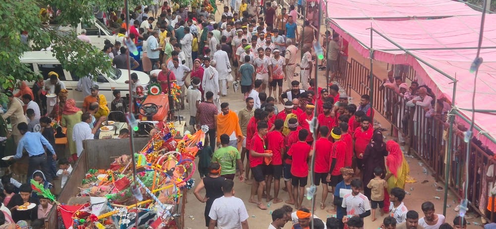 फोटो संख्या:-60 गांव बाघोत के मेले में लोगों की जांच करते स्वास्थ्यकर्मी। विज्ञप्ति