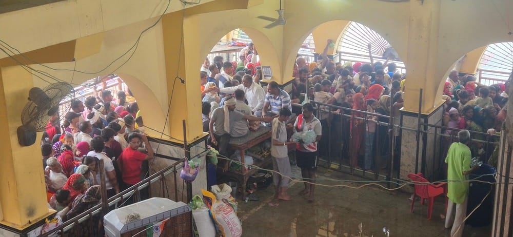 फोटो संख्या:-60 गांव बाघोत के मेले में लोगों की जांच करते स्वास्थ्यकर्मी। विज्ञप्ति
