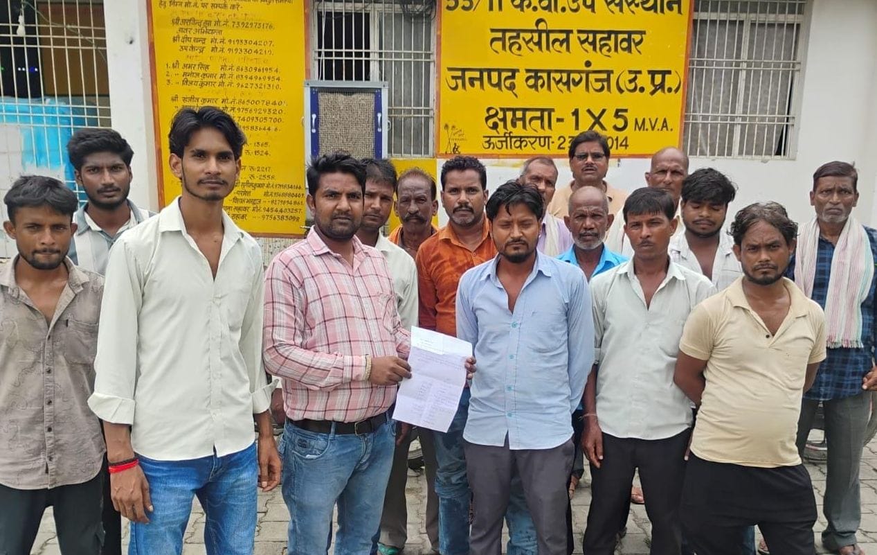 फोटो16 अमांपुर विधायक हरिओम वर्मा को ज्ञापन सौंपते गांव जाटऊ के ग्रामीण। संवाद