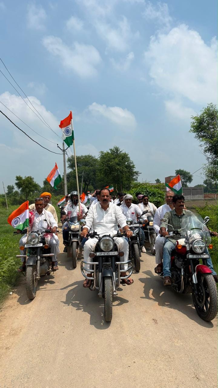 फतेहउल्लापुर में तिरंगा फहराते दिव्यांग बच्चे-स्रोत-विभाग