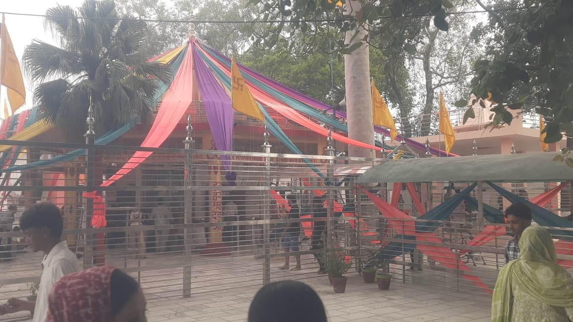 गांव तेजली के शिव मंदिर में जलाभिषेक करते कांवड़िये। संवाद गांव तेजली के शिव मंदिर में जलाभिषेक करते कांवड़िये। संवाद