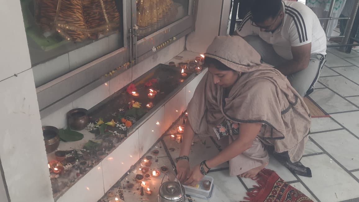 गांव तेजली के शिव मंदिर में जलाभिषेक करते कांवड़िये। संवाद गांव तेजली के शिव मंदिर में जलाभिषेक करते कांवड़िये। संवाद