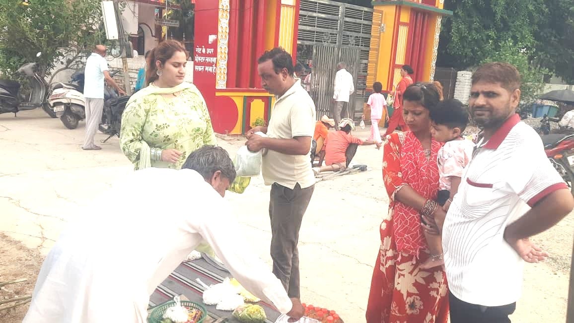 गांव तेजली के शिव मंदिर में जलाभिषेक करते कांवड़िये। संवाद गांव तेजली के शिव मंदिर में जलाभिषेक करते कांवड़िये। संवाद
