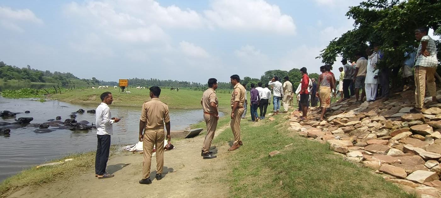 जांच करते अधिकारी