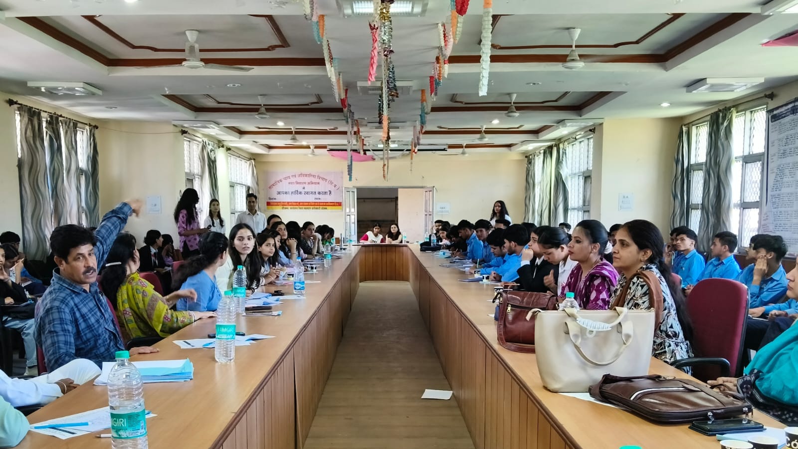 जिला कल्याण भवन के सभागार में जिला कल्याण विभाग और ज्ञान-विज्ञान समिति की ओर से आयोजित नशा निवा