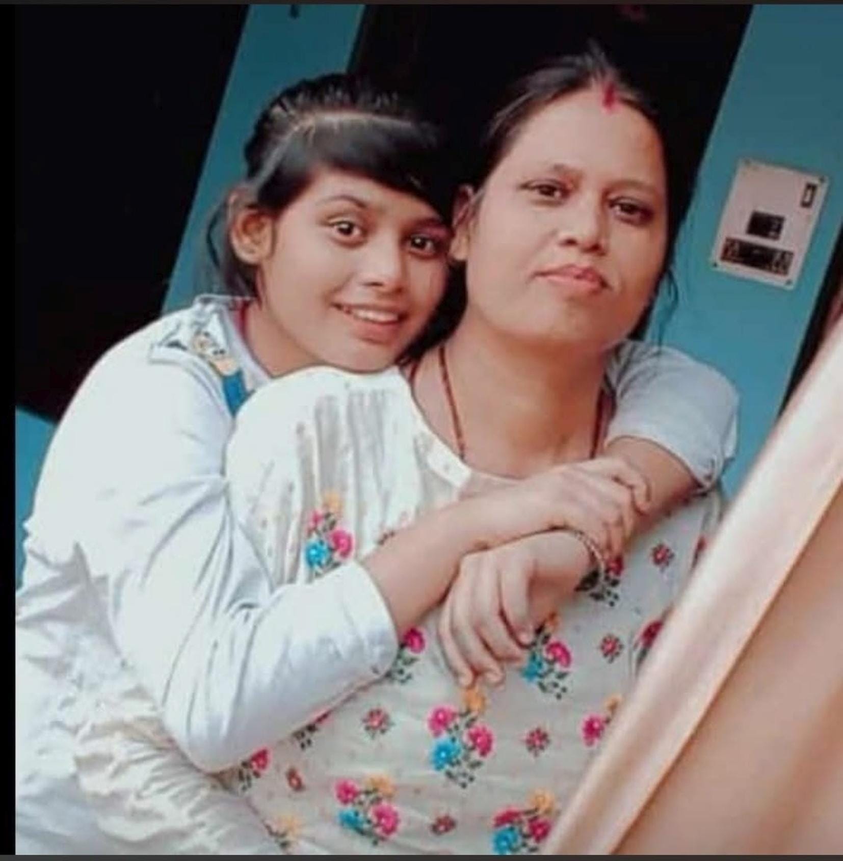 जरवलरोड के करमुल्लापुर में मां को मुखाग्नि देती श्रेयांशी। जरवलरोड के करमुल्लापुर में मां को मुखाग्नि देती श्रेयांशी।
