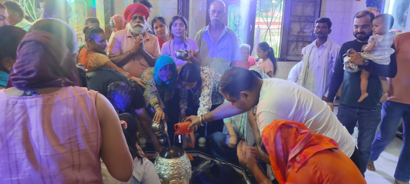 कुरुक्षेत्र। मां भद्रकाली मंदिर में पार्थिव शिवलिंगों की पूजा-अर्चना करते श्रद्धालु। स्वयं कुरुक्षेत्र। मां भद्रकाली मंदिर में पार्थिव शिवलिंगों की पूजा-अर्चना करते श्रद्धालु। स्वयं