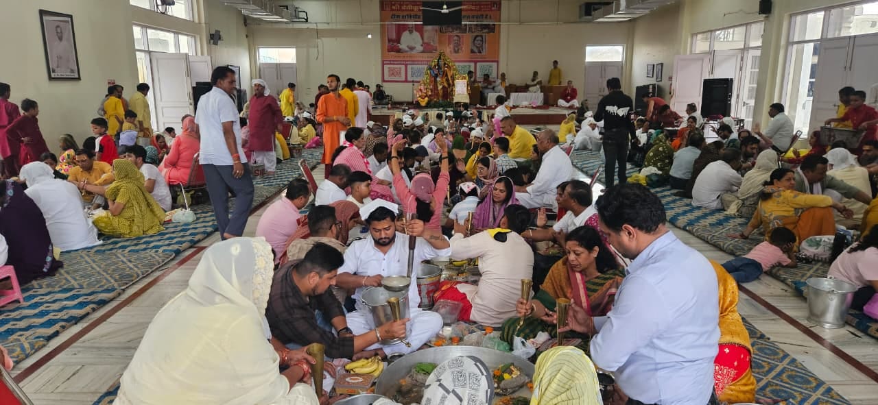 कुरुक्षेत्र। मां भद्रकाली मंदिर में पार्थिव शिवलिंगों की पूजा-अर्चना करते श्रद्धालु। स्वयं कुरुक्षेत्र। मां भद्रकाली मंदिर में पार्थिव शिवलिंगों की पूजा-अर्चना करते श्रद्धालु। स्वयं