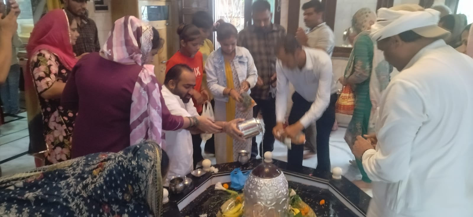 कुरुक्षेत्र। प्रेरणा वृद्धाश्रम के मंदिर में शिवरात्रि पूजन करते डाॅ.जय भगवान सिंगला व अन्य। स