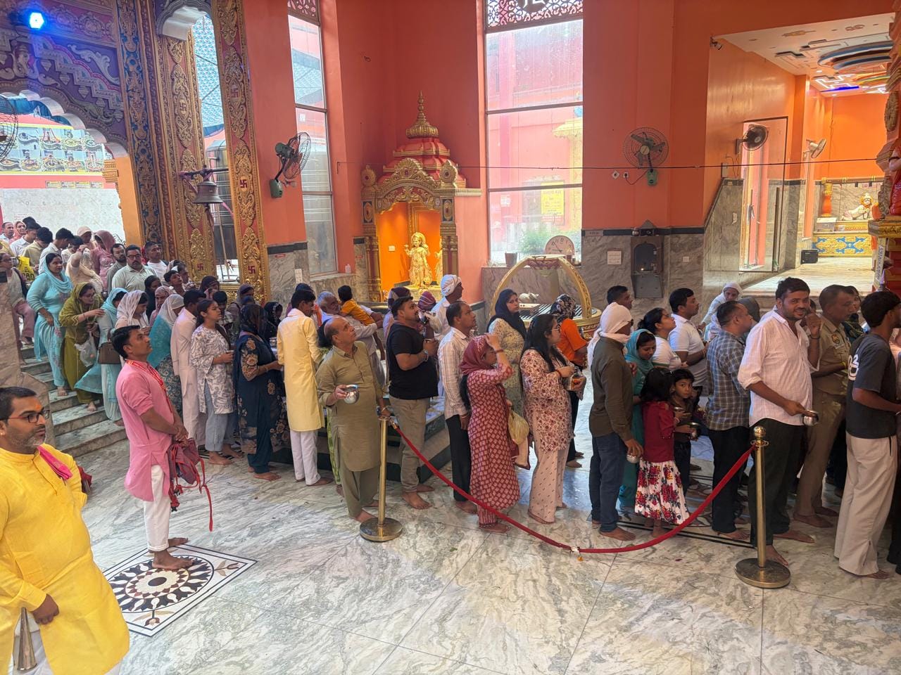 कुरुक्षेत्र। प्रेरणा वृद्धाश्रम के मंदिर में शिवरात्रि पूजन करते डाॅ.जय भगवान सिंगला व अन्य। स