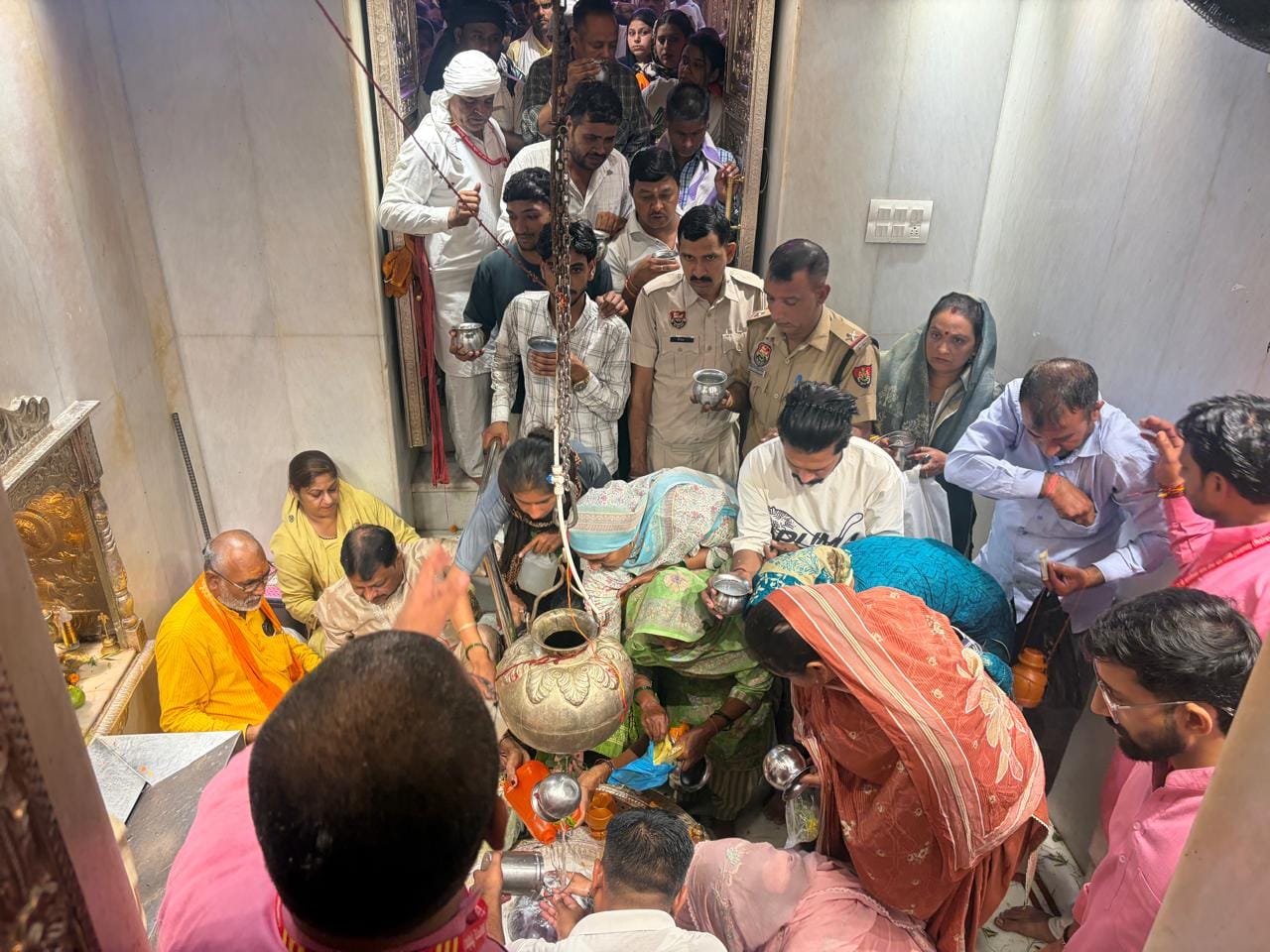 कुरुक्षेत्र। प्रेरणा वृद्धाश्रम के मंदिर में शिवरात्रि पूजन करते डाॅ.जय भगवान सिंगला व अन्य। स