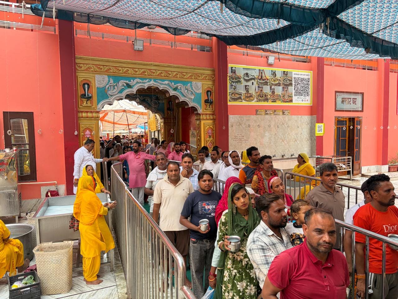 कुरुक्षेत्र। प्रेरणा वृद्धाश्रम के मंदिर में शिवरात्रि पूजन करते डाॅ.जय भगवान सिंगला व अन्य। स