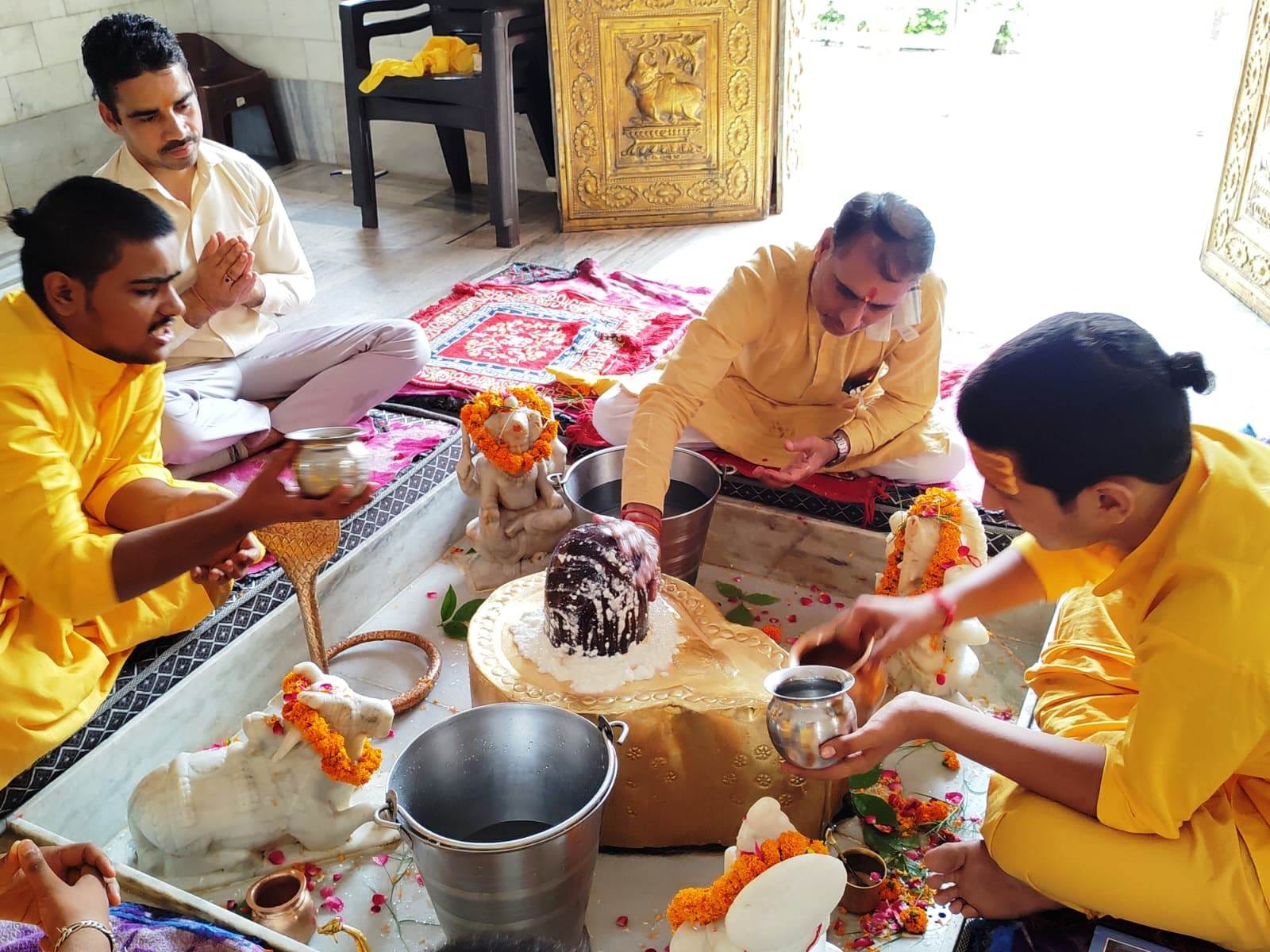 कुरुक्षेत्र। प्रेरणा वृद्धाश्रम के मंदिर में शिवरात्रि पूजन करते डाॅ.जय भगवान सिंगला व अन्य। स