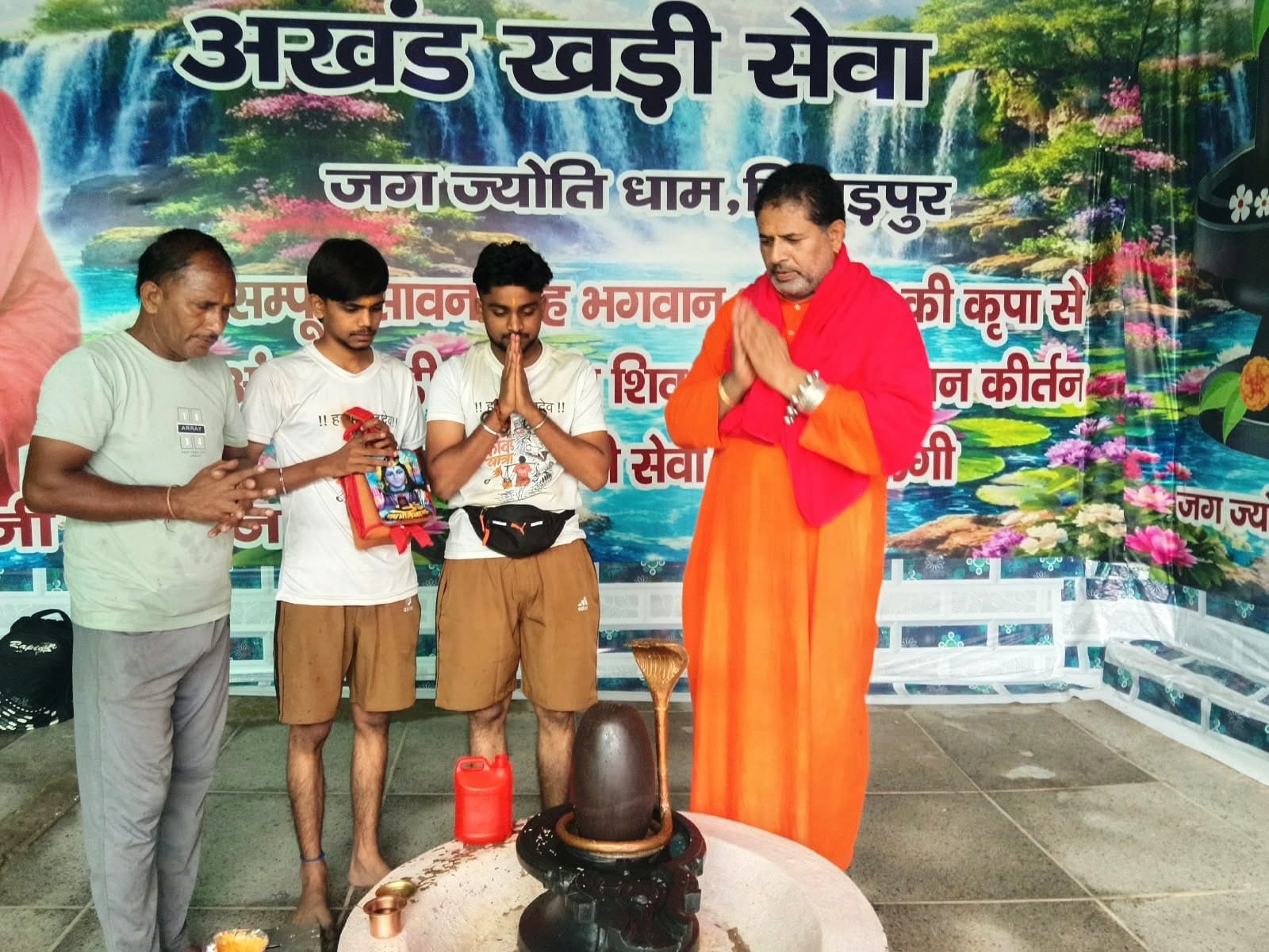 कुरुक्षेत्र। प्रेरणा वृद्धाश्रम के मंदिर में शिवरात्रि पूजन करते डाॅ.जय भगवान सिंगला व अन्य। स