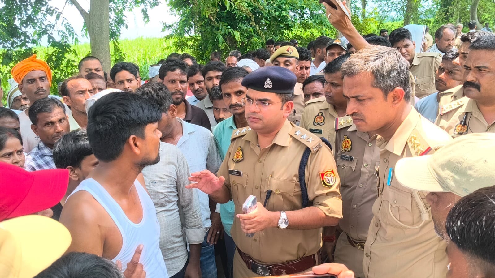 कस्ता ममरी मार्ग पर शव रखकर बैठे परिजन.....संवाद कस्ता ममरी मार्ग पर शव रखकर बैठे परिजन.....संवाद