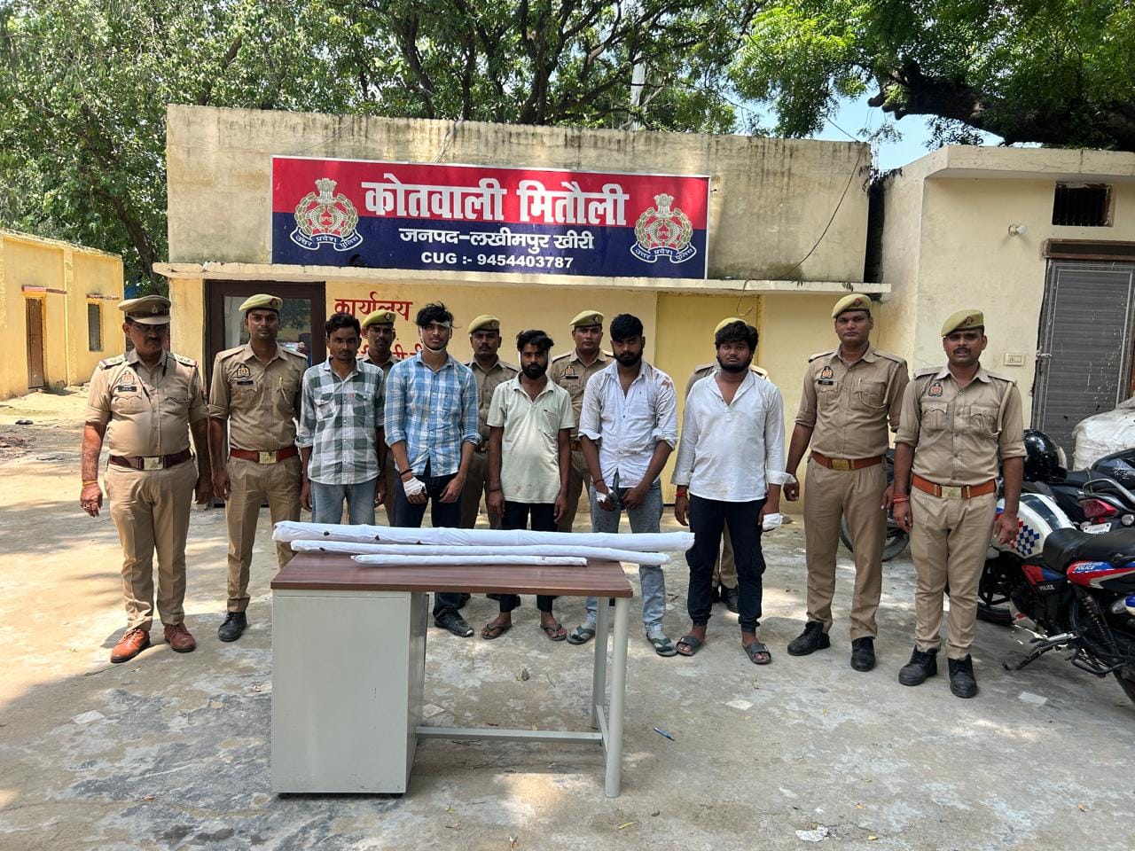 कस्ता ममरी मार्ग पर शव रखकर बैठे परिजन.....संवाद कस्ता ममरी मार्ग पर शव रखकर बैठे परिजन.....संवाद