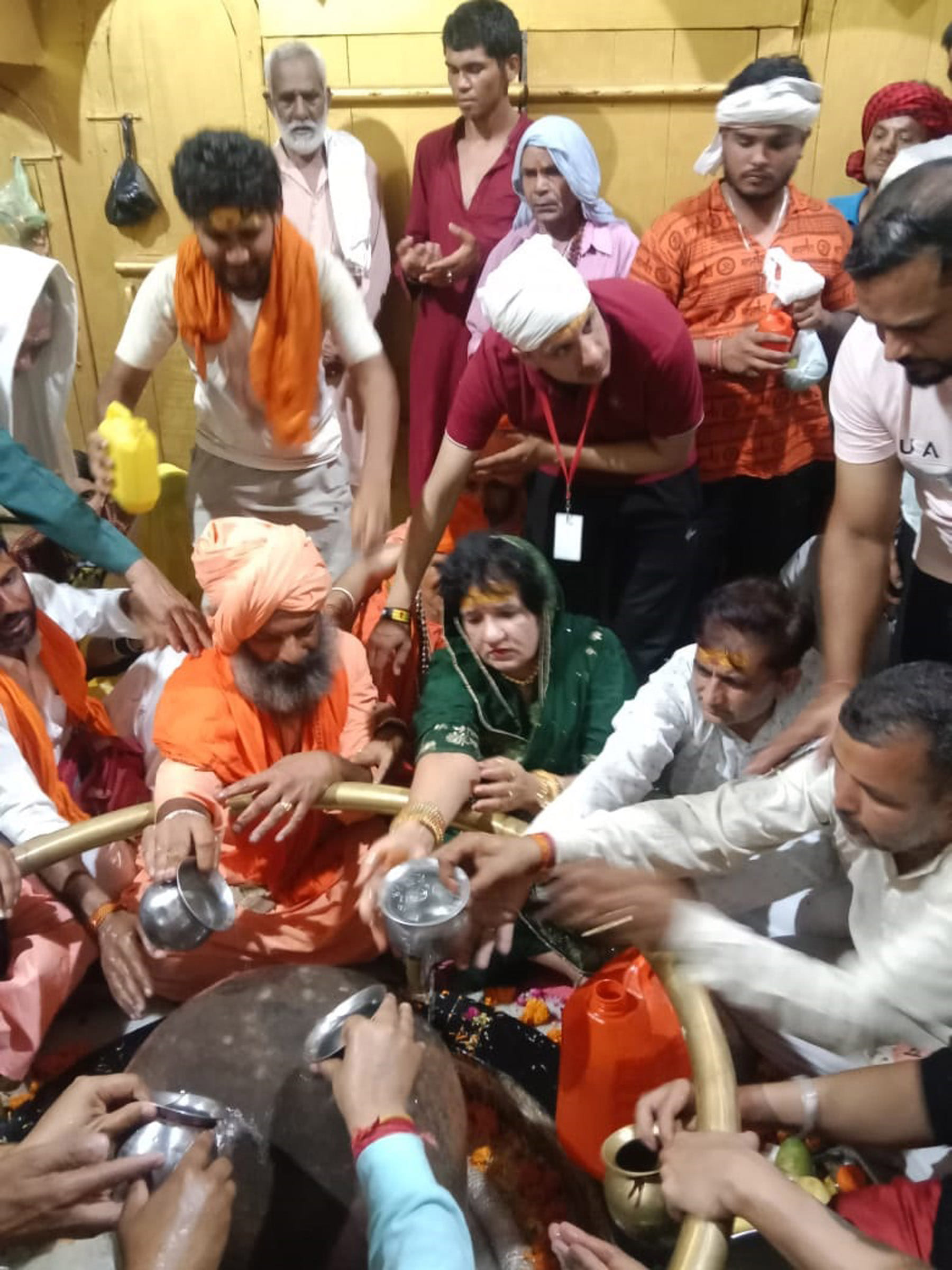 खडालवा शिव मंदिर में उमड़ी श्रद्धालुओं की भीड़ । संवाद खडालवा शिव मंदिर में उमड़ी श्रद्धालुओं की भीड़ । संवाद